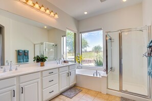Combined shower/bathtub, hair dryer, towels - Golf Course Home w/ Sunset Views in Seville! (Gilbert)