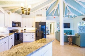 冷蔵庫、電子レンジ、オーブン、コンロ