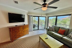 TV, ping pong - FREE FUN EVERYDAY & a gorgeous modern Gold-rated unit perfect for beach getaways! (Saint Augustine)