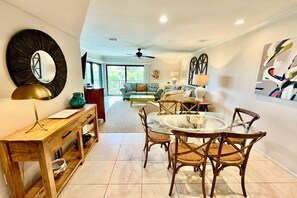 TV, table tennis - FREE FUN EVERYDAY & a gorgeous modern Gold-rated unit perfect for beach getaways! (Saint Augustine)