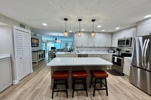 Refrigerador, microondas y horno 