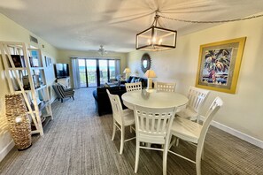 TV, tavolo da ping pong