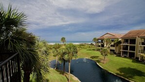 Ein Resort mit Swimmingpool, Palmen und Meerblick.