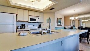 Kühlschrank, Mikrowelle, Ofen, Geschirrspüler