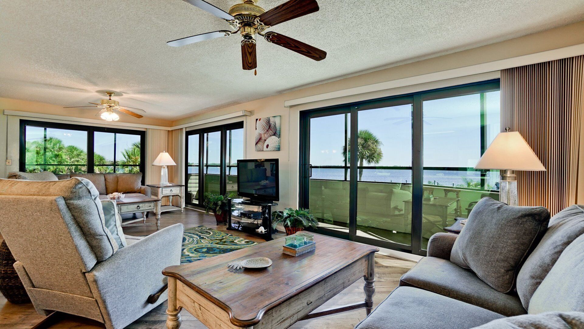 Televisión y reproductor de DVD 