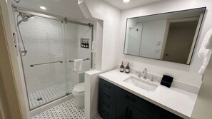 Dusche, Haartrockner, Handtücher, Seife