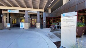 L’entrée de l’hôpital Vail Health, avec des panneaux indiquant les directions vers le centre Howard Head Sports Medicine, la clinique Steadman et l’institut de recherche Steadman Phillipson.