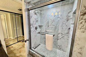 Bathroom - Beautiful garden flat, comfortable and gold-rated! (Saint Augustine)