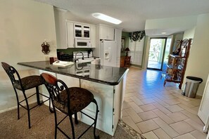 Refrigerador, microondas y horno 