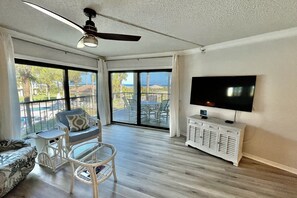 TV, tavolo da ping pong