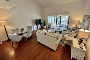 TV, tavolo da ping pong