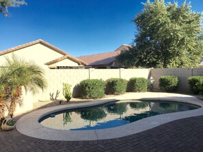 A heated pool - Beautiful Cozy Vacation Home with Heated Pool($20 a day to heat up the pool). (Maricopa)