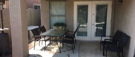 屋外ダイニングエリア