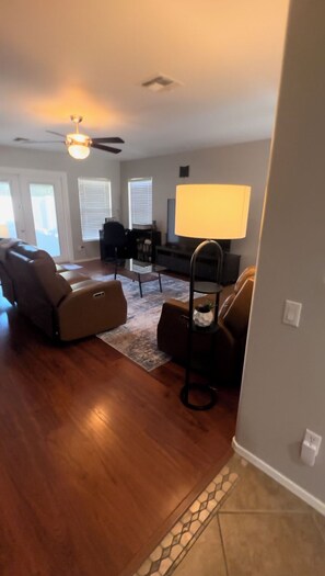 Smart TV, DVD player, books, video library - Beautiful Cozy Vacation Home with Heated Pool($20 a day to heat up the pool). (Maricopa)