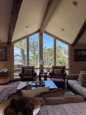 TV - Lx18 golfers dream retreat for concours delegance (Pebble Beach)