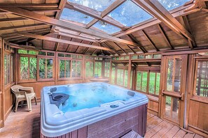 Indoor spa tub - Lx18 golfers dream retreat for concours delegance (Pebble Beach)