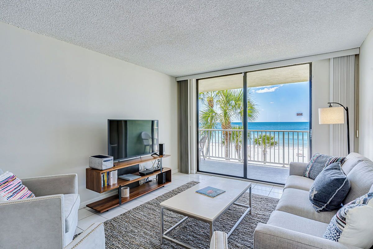 テレビ、DVD プレーヤー、テーブルサッカー台、卓球台