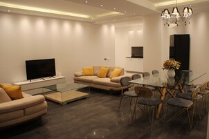 Suite superior, 4 habitaciones, balcón | Servicio de comidas en la habitación