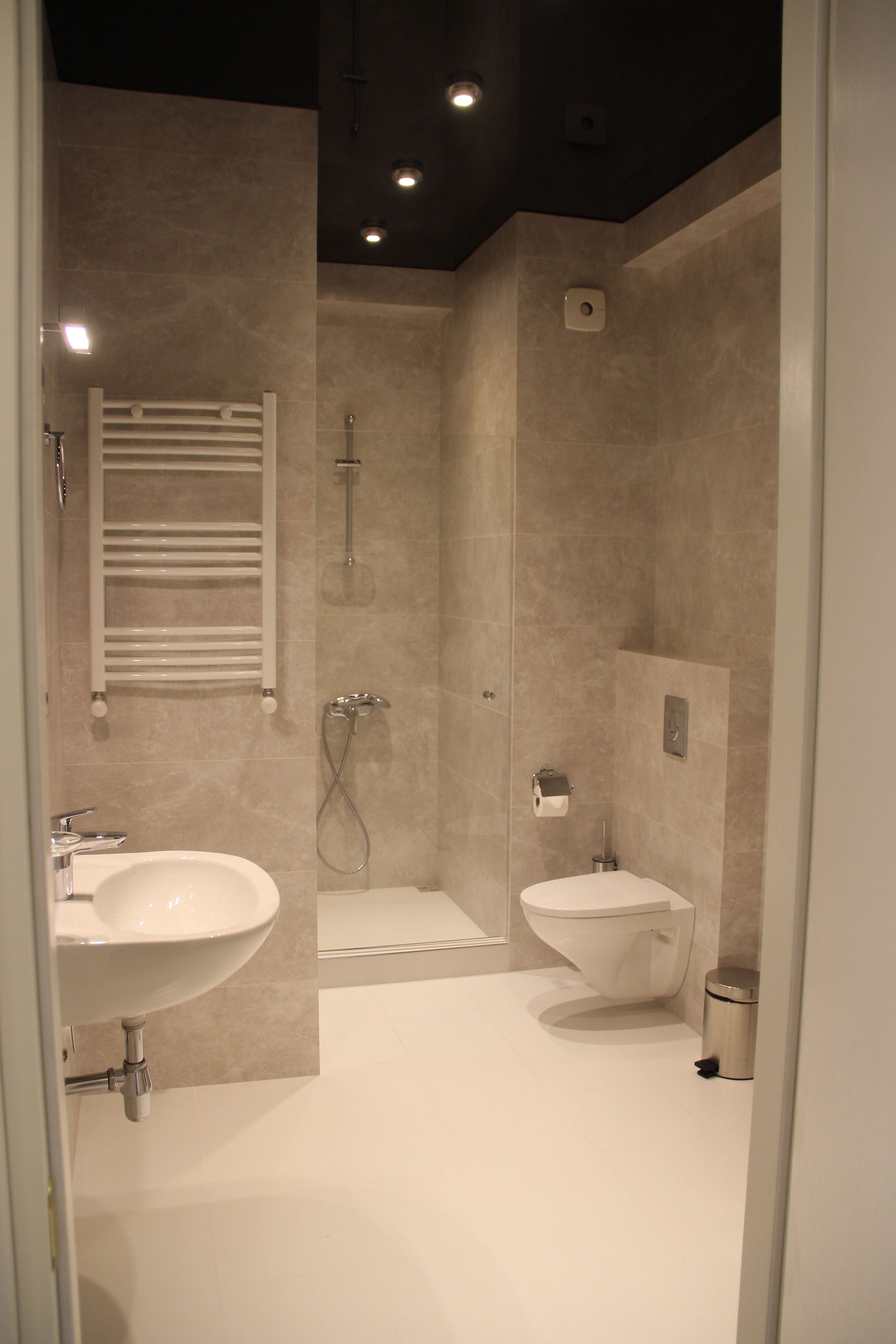 hydromassage showerhead, free toiletries, hair dryer, slippers