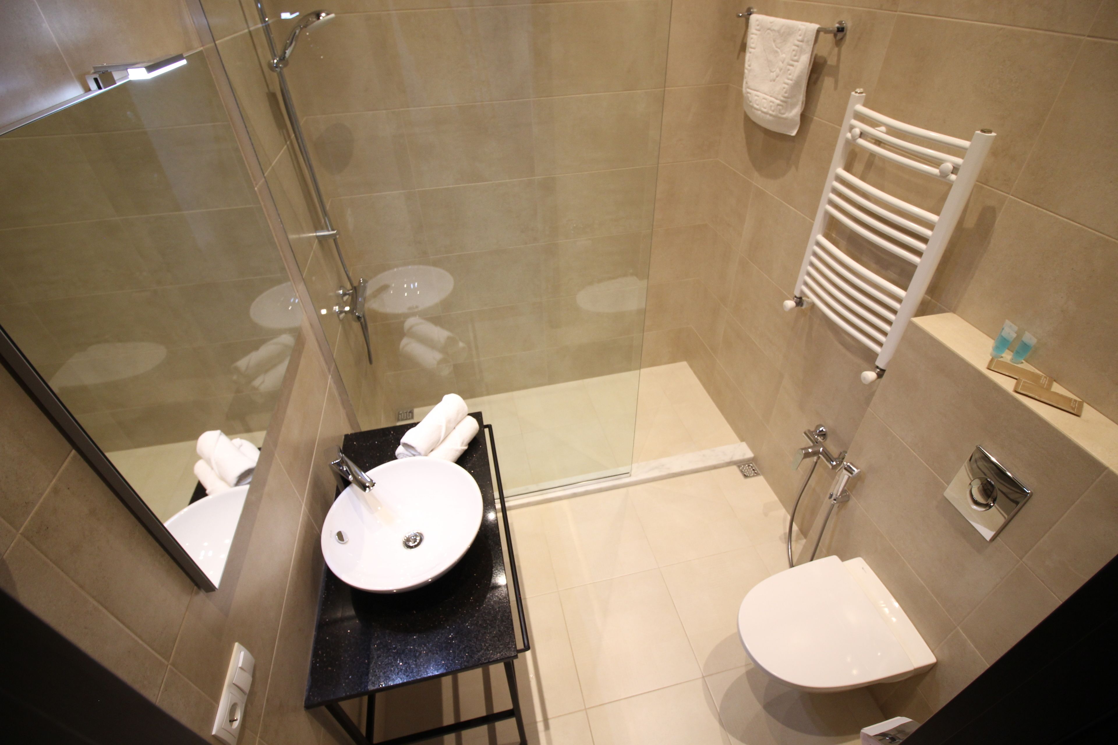deluxe room, city view | bathroom | hydromassage showerhead, free toiletries, hair dryer, slippers