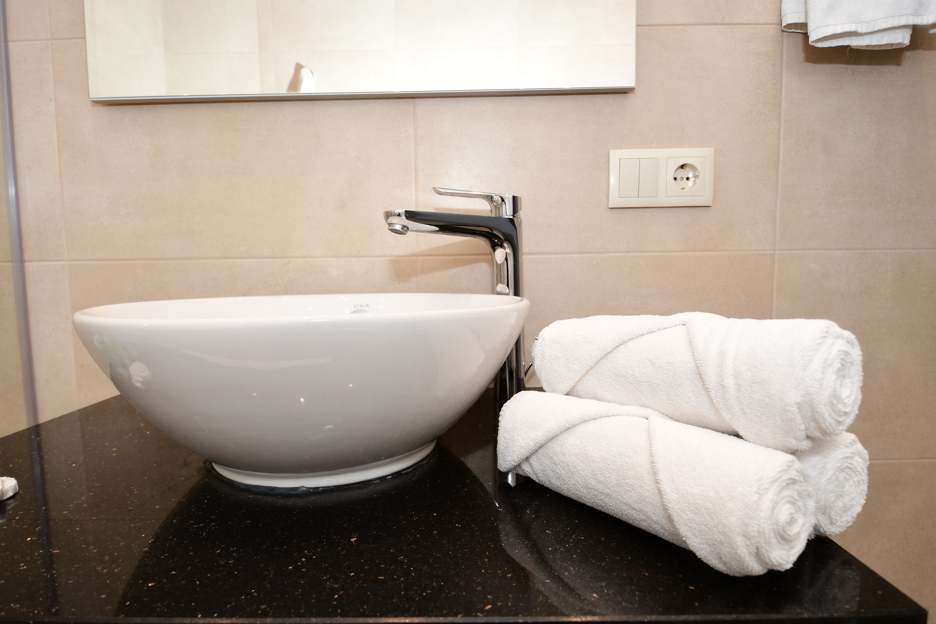 deluxe room, city view | bathroom sink