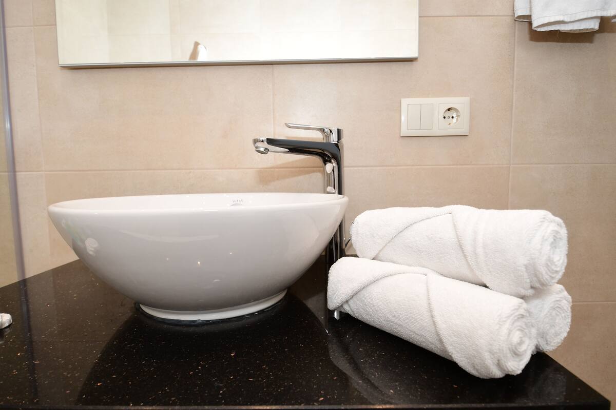 deluxe room, city view | bathroom sink