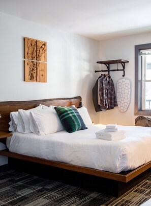 Deluxe Room, 1 King Bed, Balcony, Mountain View | Premium bedding, memory foam beds, laptop workspace, blackout drapes - Main and Mountain Bar & Motel (Ludlow)