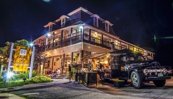 A szálláshely homlokzata – este/éjszaka