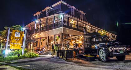 Main and Mountain Bar & Motel