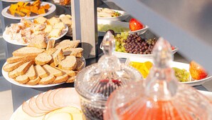 朝食 (ビュッフェ)、毎日提供 (無料)