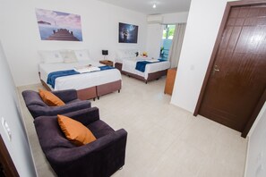 Habitació quàdruple Comfort | Minibar, escriptori, cortines opaques i planxa i posts de planxar 