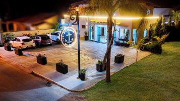 Vista frontal de la propiedad