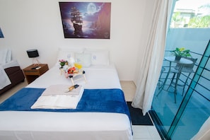 Quarto quádruplo conforto | Frigobar, escrivaninha, cortinas blackout, ferros/tábuas de passar roupa