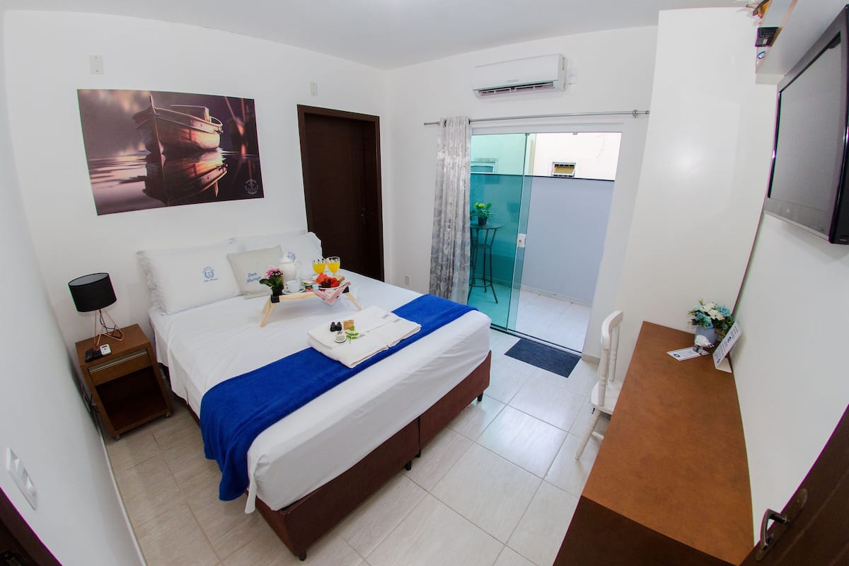 Quarto casal conforto | Frigobar, escrivaninha, cortinas blackout, ferros/tábuas de passar roupa