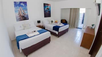 Minibar, escritorio, cortinas blackout y tabla de planchar con plancha