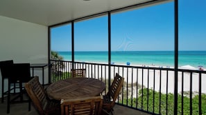 Un balcone con vista sulla spiaggia.