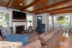 TV, fireplace - Updated 4 Bedroom (Includes Den!) / 2 Bath Home, Large Backyard with Firepit (Arroyo Grande)