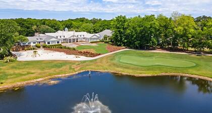2nd-floor 2BR on golf course with pool, pet friendly