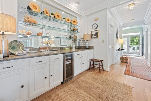 Charming 3BR Villa Overlooking the Golf Course with Pool, close to Debordieu Clubhouse.