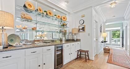 Charming 3BR Villa Overlooking the Golf Course with Pool, close to Debordieu Clubhouse.