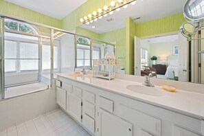 Combined shower/bathtub, hair dryer, towels - Charming 3BR Villa Overlooking the Golf Course with Pool, close to Debordieu Clubhouse. (Georgetown)