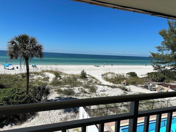On the beach - Club Bamboo South unit 225, Anna Maria Island - Gulf Front Studio, ocean view, maximum occupancy of 4 people. (Bradenton Beach)