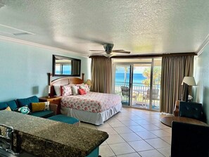 1 bedroom, free WiFi - Club Bamboo South unit 225, Anna Maria Island - Gulf Front Studio, ocean view, maximum occupancy of 4 people. (Bradenton Beach)