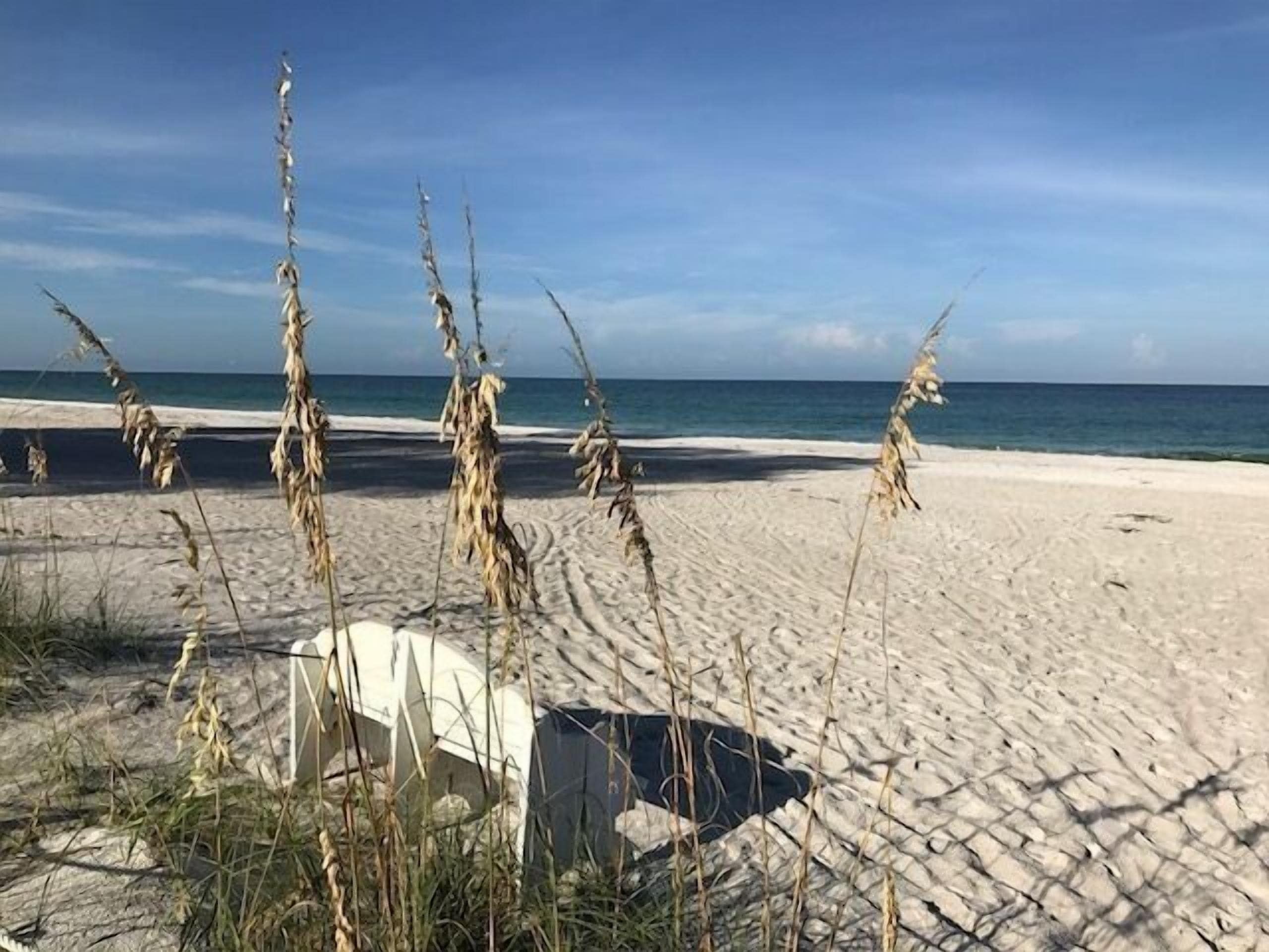 Vlak bij het strand, ligstoelen