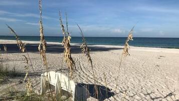 Vlak bij het strand, ligstoelen