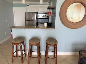 Geladeira, micro-ondas, fogão, cafeteira/chaleira