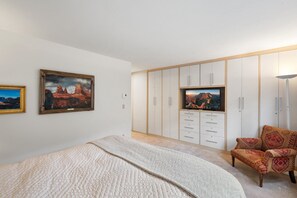 2 bedrooms, iron/ironing board, internet, bed sheets