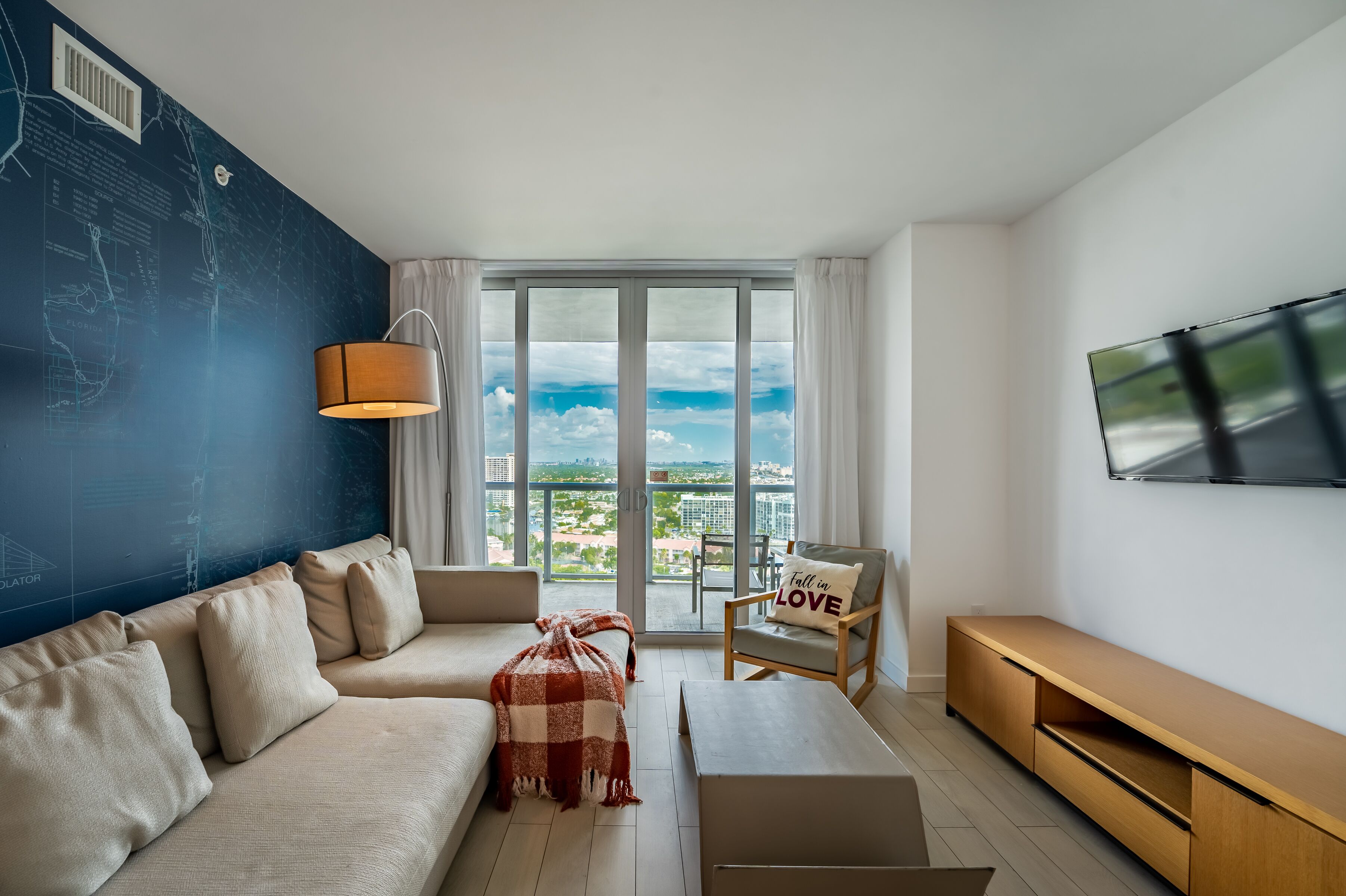 Fully Equipped Two Bedroom Apartment minutes from the Beach