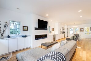 Televisio, takka, DVD-soitin, stereot