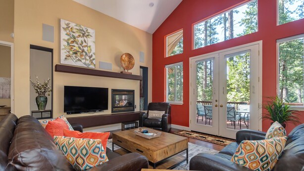 A living room with a fireplace, leather sofas, a coffee table, and a TV. - Sierra Sky - Luxurious Retreat with Free Private Lake Access! (Arnold)
